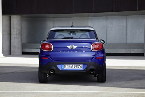 Mini - Tutti i sedili sono dotati di cinture di sicurezza automatiche a tre punti, quelli anteriori di tendi cintura e limitatori di sforzo, mentre nella zona posteriore sono stati integrati fissaggi ISOFIX per i seggiolini dei bambini. width=