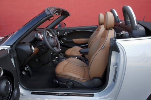 Mini - L’equipaggiamento include anche un impianto di climatizzazione, il Park Distance Control con sensori nella coda, sedili regolabili in altezza e specchietti retrovisori esterni a regolazione elettrica. width=