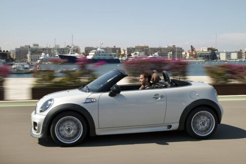 Mini - lemento di distinzione dalla coupè risultano la capote in tela, disponibile nella colorazione nera, ad apertura manuale; l’altezza ridotta di 20 mm e il parabrezza più inclinato di 13 gradi  width=