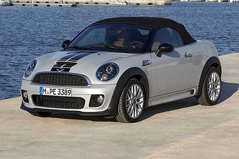 Mini - Mini Roadster con hardtop. Due soli posti a sedere e la robusta capote di tessuto  width=