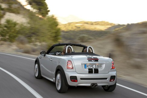 Mini - La prima spider a marchio MINI è lunga 3,73 m larga 1,68 m per un passo di 2,46 m width=
