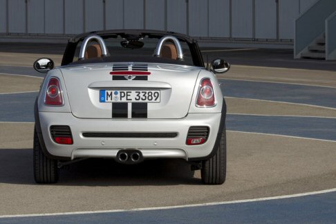 Mini - Le dotazioni includono anche servosterzo elettromeccanico con regolazione della stabilità di guida DSC (Dynamic Stability Control) di serie, modalità di trazione DTC (Dynamic Traction Control) ed EDLC (Electronic Differential Lock Control). width=