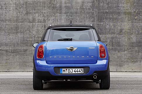 Mini - Il sistema ALL4 sibasa su un differenziale centrale a funzionamento elettromagnetico e distribuisce continuamente la forza motrice tra l’asse anteriore e l’asse posteriore. width=