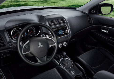 Mitsubishi - L’entry level è rappresentata dalla versione ASX 1.6 benzina 2WD Inform offerta al prezzo di 19.450 euro, si sale poi a 22.250 euro con la ASX 1.6 benzina 2WD Invite per arrivare ai 24.100 euro della ASX 1.6 benzina 2WD Intense Panoramic 24.100 euro. width=