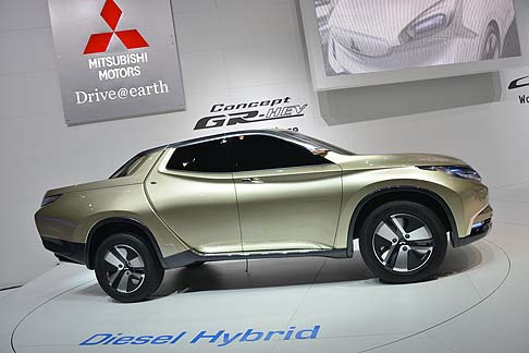 Mitsubishi - Seguendo l’orientamento del costruttore, il Concept GR-HEV applica la tecnologia ibrida (HEV) per la prima volta ad un pickup, un veicolo molto richiesto nei mercati emergenti. width=