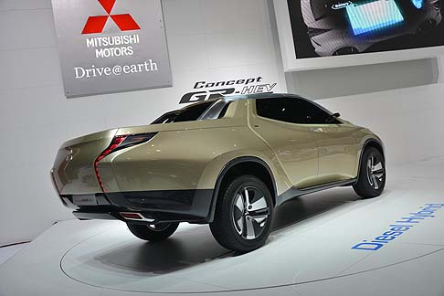 Mitsubishi - Il prototipo dall’architettura Dual Design adotta un motore clean diesel Mitsubishi da 2,5 litri abbinato al motore elettrico anteriore, con cambio automatico e a un pacco batterie posizionato in un telaio a celle. width=