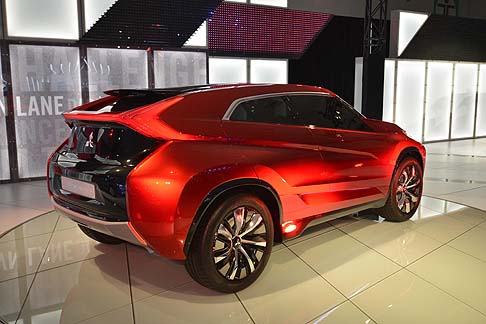 Mitsubishi - La propulsione si affida al sistema PHEV con motore e trazione anteriore ed è composto da un propulsore MIVEC turbo 1.1 tre cilindri a iniezione diretta e da un motore elettrico leggero, compatto ed efficiente, e una batteria da 14 kWh.  width=