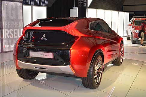 Mitsubishi - Il sistema ibrido assicura una potenza complessiva di 120 kw e garantisce un’autonomia di 85 km in modalità full electric con consumi pari a un litro ogni 28 km in modalità ibrida. width=