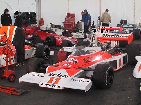 Film di Niki Lauda - Monoposto McLaren M23 di James Hunt nel Film Rush regista Ron Howard width=