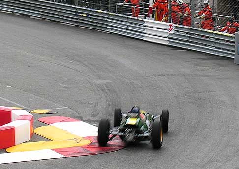 Circuito F1 Montecarlo - Montecarlo Grand Prix monposto storica che passa sul cordolo width=