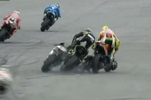 Marco Simoncelli - Morto Marco Simoncelli travolto da Colin Edwards e Valentino Rossi width=