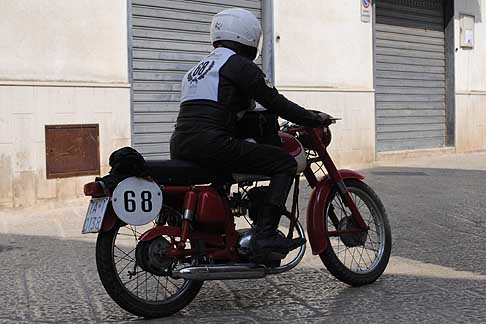 5^ tappa Acquaviva delle Fonti - Moto Agusta 125 del veterano Cosimo Vaccarelli 86 anni alla Milano Taranto per la 5^ tappa di Acquaviva width=