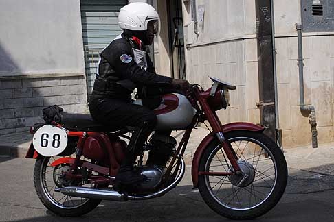 5^ tappa Acquaviva delle Fonti - Veterano tarantino Cosimo Vaccarelli di 86 anni con il numero 68 su moto MV Augusta 125 rigorosamente ristrutturata che ha partecipato alla prima edizione del 1953 width=