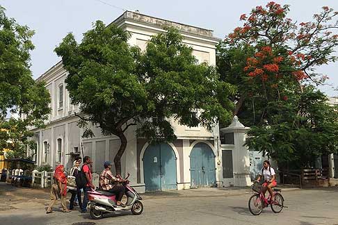 Traffico e atmosfere indiane - Pondicherry in India, districarsi nel traffico indiano è sicuramente una bella avventura oltre ad essere un mix di adrenalina e follia width=