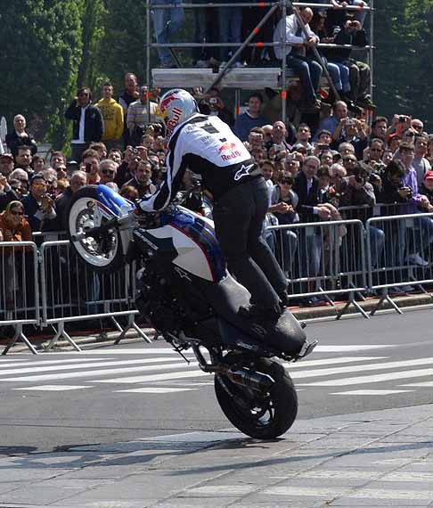 Red Bull - Incredibili acrobazie su due ruote sulla moto BMW di Chris Pfeiffer width=