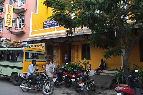 Traffico e atmosfere indiane - In India si guidano macchine, tuk tuk, autobus e camion, ma soprattutto moto e bici e finanche cammelli, elefanti, cavalli, asini, mucche e bufali width=