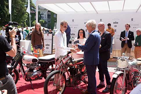 BMW - Per la sesta volta è stato possibile ammirare anche le motociclette d’epoca, alcune autentiche rarità che hanno sfilato in una parata che ha attraversato le strade di Como e di Cernobbio.