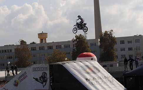 Freestyle - Motocross salti acrobatici con la moto Yamaha YZ 250 width=