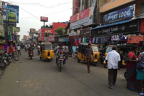 Traffico e atmosfere indiane - Traffico caotico motociclette e Apecars in India width=