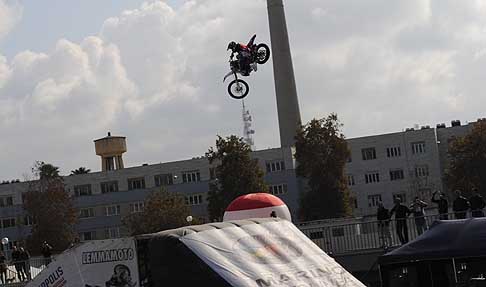 Freestyle - Motocross acrobatico con il biker Ciccio White width=