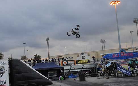 Freestyle - Motocross freestyle con le esibizioni di Ciccio White al Mediterrania Show Motors presso la Fiera del Levante di Bari width=