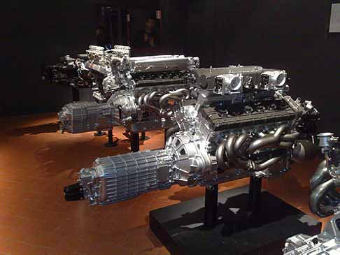 Lamborghini - Motore Laborghini in esposizione al Chiostro del Bramante width=