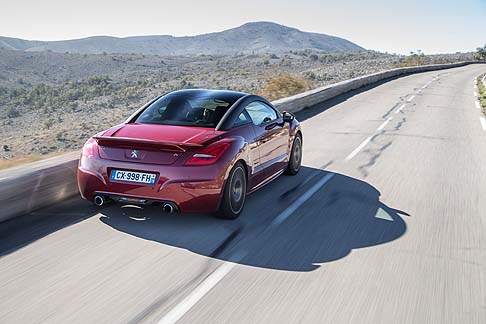 Peugeot - Nata dalla sinergia tra i tecnici di Peugeot Sport e gli specialisti del settore Ricerca e Sviluppo del Marchio, la Peugeot RCZ R adotta un cambio meccanico a sei rapporti, baricentro ribassato di 10 mm, ampio alettone fisso posteriore.  width=
