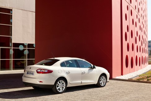 Renault - Le dotazioni di serie includono i sensori di parcheggio e il sistema key less mediante card. Ed ancora il sistema Bluetooth e l'ingresso USB.  width=