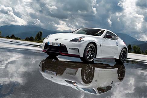 Nissan - Nuovi anche i profili neri dei fari e la finitura rossa NISMO alla base del paraurti, sottoporta e specchietti retrovisori ridefiniti e il logo NISMO.  width=