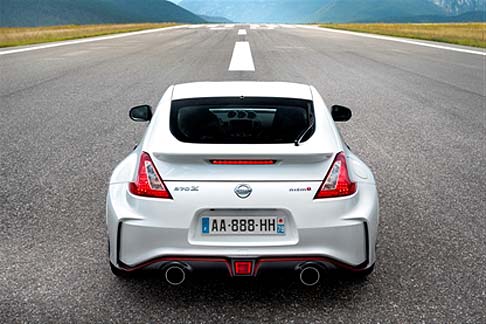 Nissan - La nuova 370Z NISMO offre nuovi cerchi in lega Rays da 19 pollici con finitura in colore nero e silver. width=
