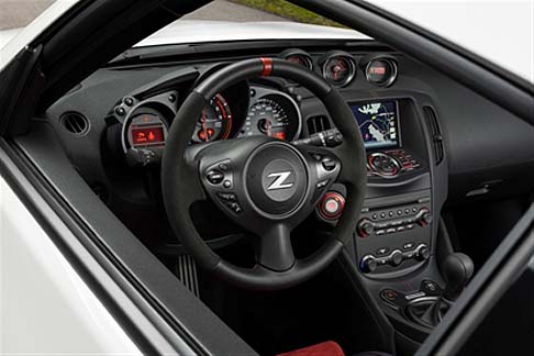 Nissan - Sotto il cofano scalpita il potente motore sei cilindri da 3,7 litri e 344 CV di potenza, che consente alla sportiva del Sol Levante di scattare da 0 a 100 km/h in soli 5,2 secondi e ci regala un sound inconfondibile grazie al doppio scarico NISMO. width=
