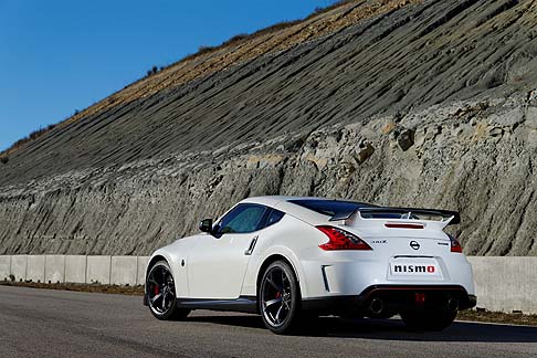 Nissan - Nissan 370Z Nismo, rispetto alla vettura di serie 370Z, propone una cavalleria ulteriormente rinvigorita, che passa da 328 a 344 CV, aumenta anche la coppia che sale da 363 a 371 Nm. width=