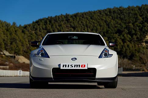 Nissan - Disponibile nella versione coupé con cambio manuale a sei rapporti, la 370Z Nismo è un autentico gioiello di stile e ingegneria. width=