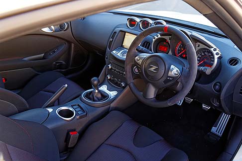 Nissan - Dal punto di vista estetico, la vettura presenta modifiche studiate per migliorare le performance aerodinamiche width=