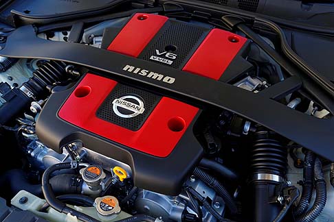 Nissan - La carrozzeria propone linee rosse che corrono nella parte bassa del frontale e del retro vettura e sugli specchi retrovisori esterni. width=
