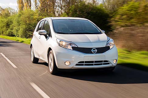 Nissan - L’auto sperimentale ha messo duramente alla prova questa particolare vernice che, secondo i tecnici del brand, sarebbe repellente a fango, pioggia e allo sporco quotidiano ed in grado di resistere persino alle sostanze oleose. width=