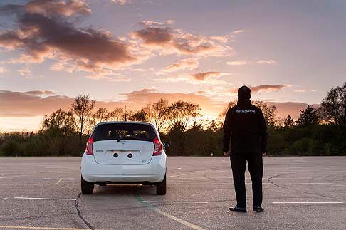 Nissan - Per studiare la reale efficacia della vernice, in modo da renderla disponibile sui veicoli della gamma, il centro di tecnologia Nissan sottoporrà questa versione tutta particolare della Note ad una serie di prove, in svariate condizioni ambientali. width=