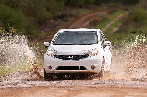 Nissan - In dettaglio, questa nuova tecnologia, denominata UltraEver Dry®, crea uno strato protettivo di aria tra la vernice e l'ambiente, che impedisce allo sporco di stagnare sulla carrozzeria, creando aloni e macchie. width=