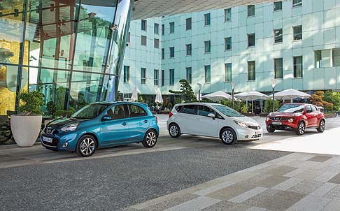Nissan - Marion illustra i dettagli stilistici della nuova Note come la griglia frontale a nido d'ape laccata grigio scuro, le luci anteriori a forma di un occhio umano, l'ampio parabrezza che assicura visibilità e contribuisce anche all'aerodinamica. width=