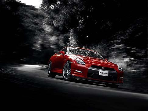Nissan - Estrema ed accattivante, la sportiva NISSAN GT-R 2014 si presenta al Salone di Tokyo con un design rivitalizzato nel solco del linguaggio “Innovation That Excites, puntando un nuovo livello di eleganza e prestazioni elevate.  width=