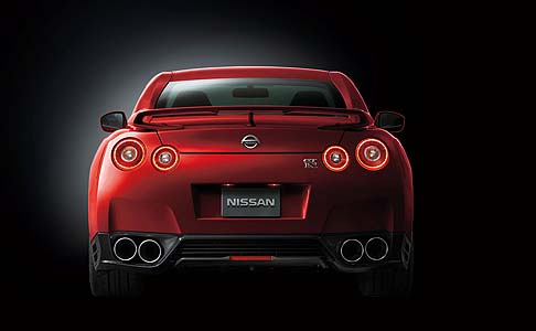 Nissan - Grazie alla straordinaria aderenza degli pneumatici, GT-R permette accelerazioni e frenate sicure. width=