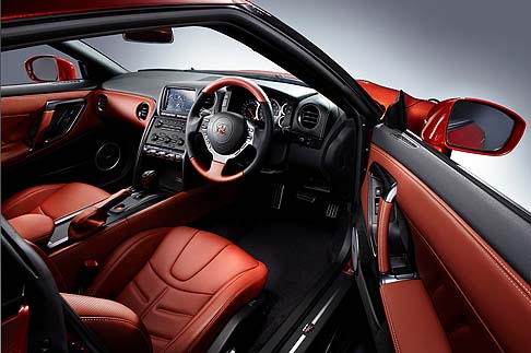 Nissan - Supercar di grande appeal, la Nissan GT-R 2014 offre un nuovo sistema di luci che ottimizzano l'impatto visivo dell'auto.  width=
