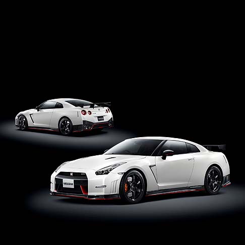 Nissan - Ad affiancare la Nissan GT-R 2014 nella kermesse del Sol Levante, troviamo anche la versione Nismo, ispirata al mondo delle corse. width=