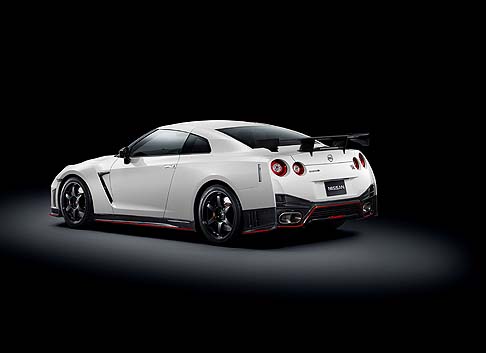 Nissan - Disponibile in Giappone alla fine di febbraio 2014, e negli Stati Uniti e in Europa entro la fine del 2014, Nissan GT-R Nismo adotta il motore V6 VR38DETT da 3,8 litri dalla potenza pari a 600 CV. width=