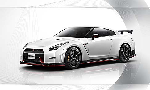 Nissan - Nissan GT-R Nismo sarà disponibile in cinque tinte: Brilliant White Pearl, Meteor Flake Pearl Black, Ultimate Metallic Silver e Vibrant Red.  width=
