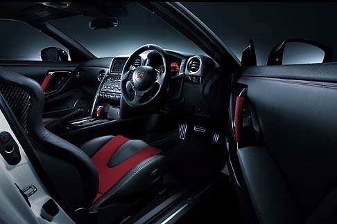 Nissan - L'abitacolo della Nissan GT-R Nismo ispira sicurezza grazie alla posizione di guida ottimizzata.  width=
