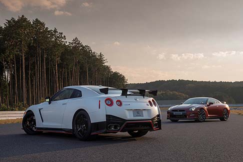 Nissan - Le caratteristiche aerodinamiche sono progettate per assicurare che la deportanza sia ugualmente distribuita sulla parte anteriore e posteriore a tutte le velocità . width=