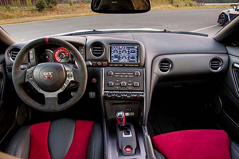 Nissan - L'abitacolo promette sicurezza e comfort. I sedili reclinabili ergonomici in fibra di carbonio RECARO sostengono il guidatore e il passeggero del sedile anteriore. width=