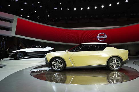 Nissan - Per i nativi digitali, nati dopo il 1990, touchscreen e social media sono realtà scontate. Essi aspirano ad un maggior coinvolgimento condividendo, nelle comunità virtuali, informazioni e assumendo un ruolo attivo nel cercare soluzioni creative. width=