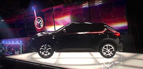 Nissan - In dettaglio troviamo una mascherina in carbon look con banda rossa per il frontale; calotte specchi retrovisori in carbon look con banda rossa; battitacco in carbon look con logo m2o. width=